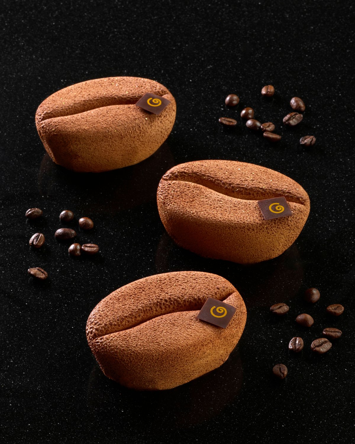 Monoporzioni scolpite a forma di chicco di caffè, glassa lucida al cacao
