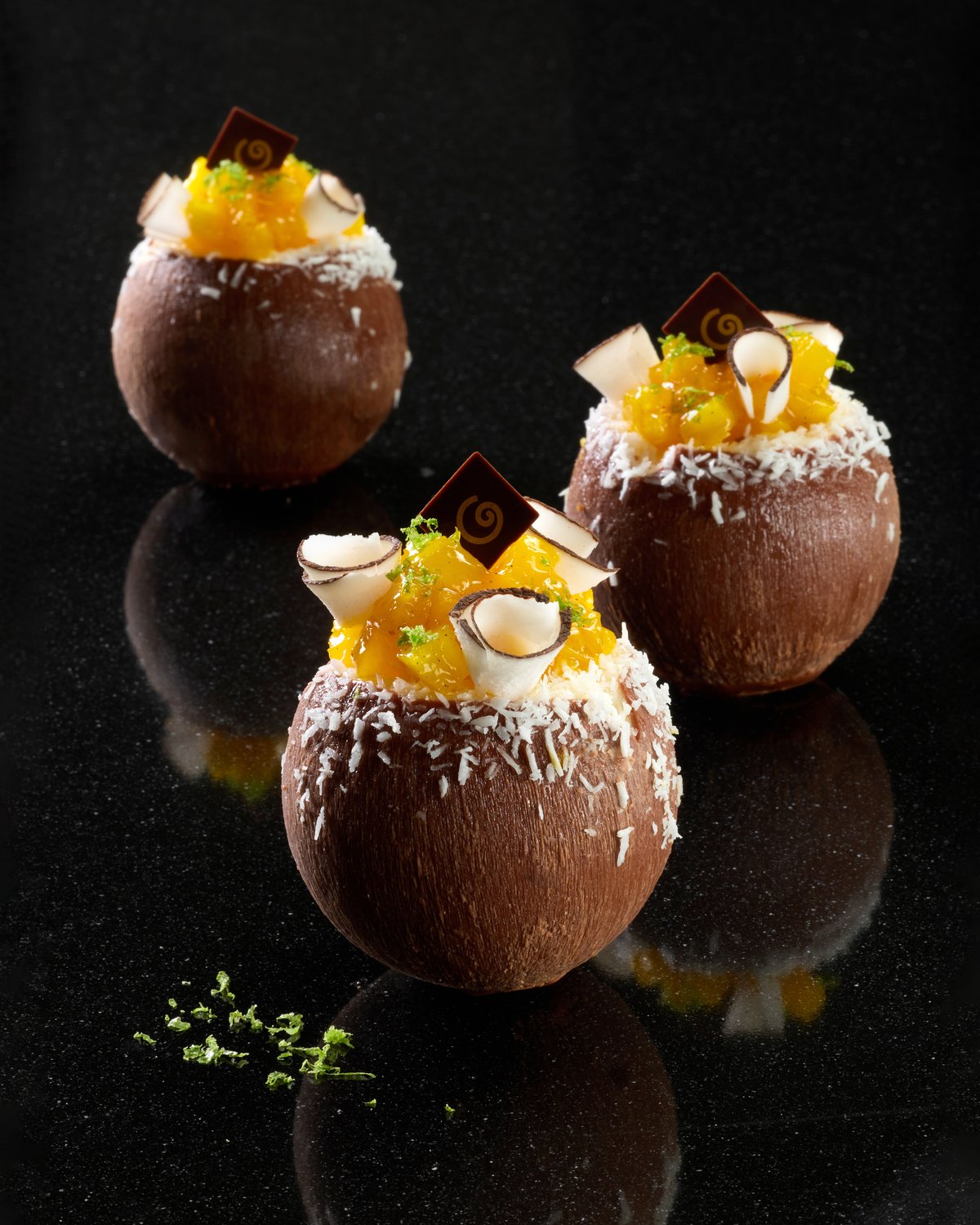 Monoporzioni scolpite a forma di noce di cocco, farcite con mango e lime