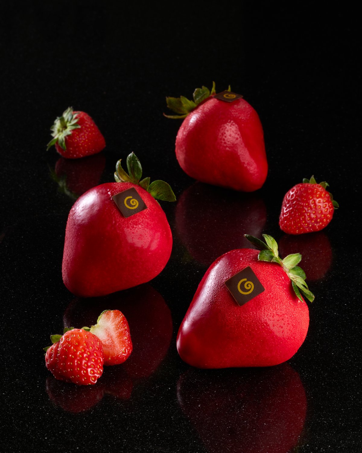 Monoporzioni scolpite a forma di fragola, con etichetta Glorioso
