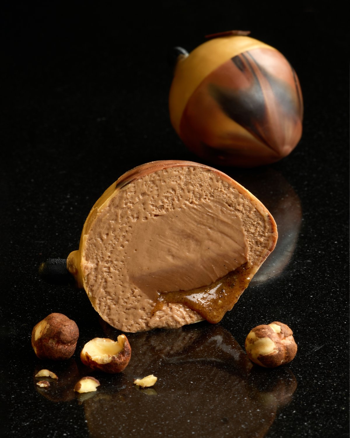 Monoporzione scolpita a forma di nocciola, tagliata a metà