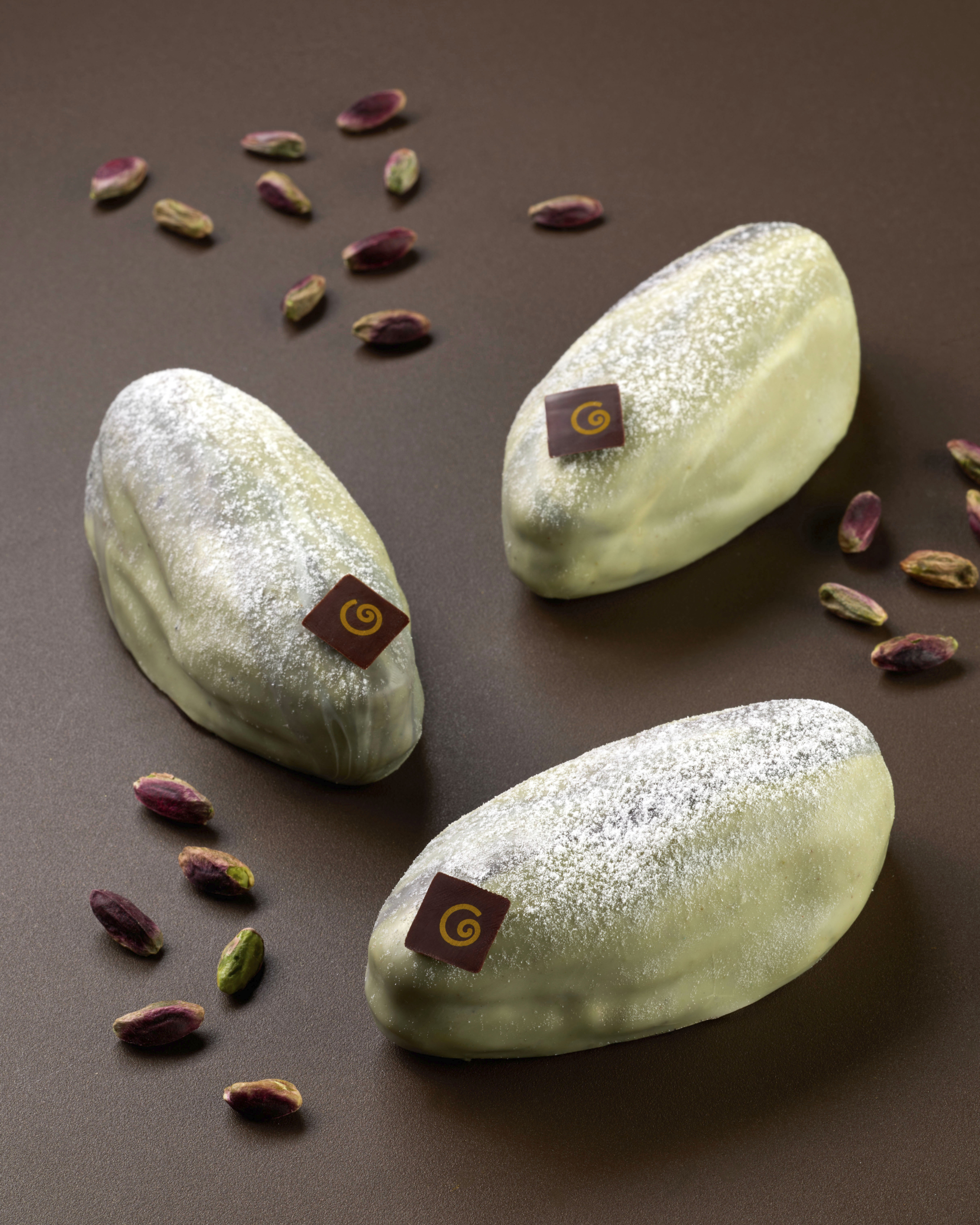Monoporzioni scolpite a forma di pistacchio, glassa verde e granella di pistacchio