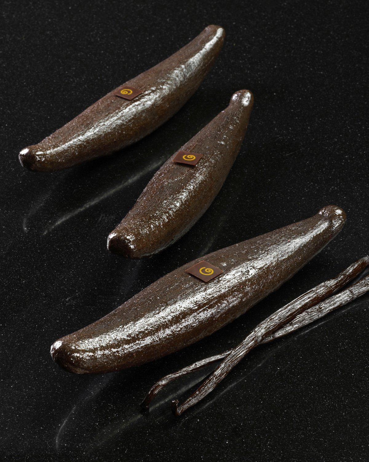 Monoporzioni scolpite a forma di bacello di vaniglia, con etichetta Glorioso