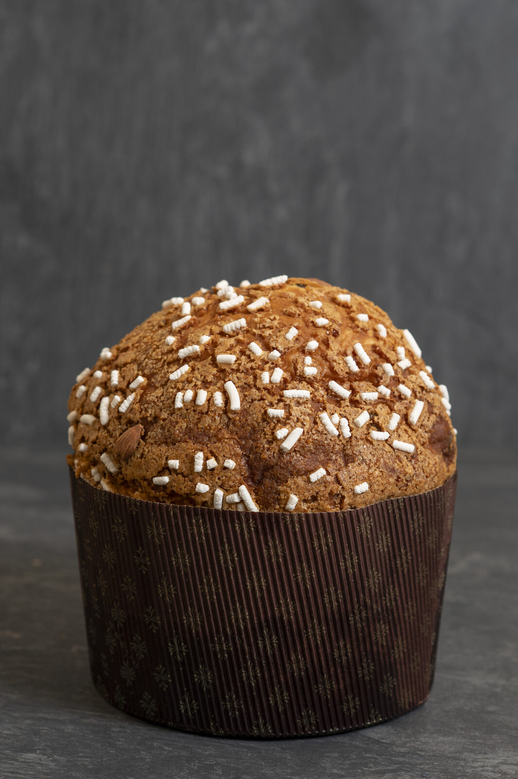 Panettone artigianale con granella bianca in superficie