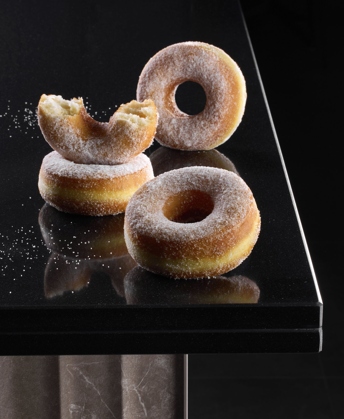 Ciambelle fritte zuccherate, una morsicata