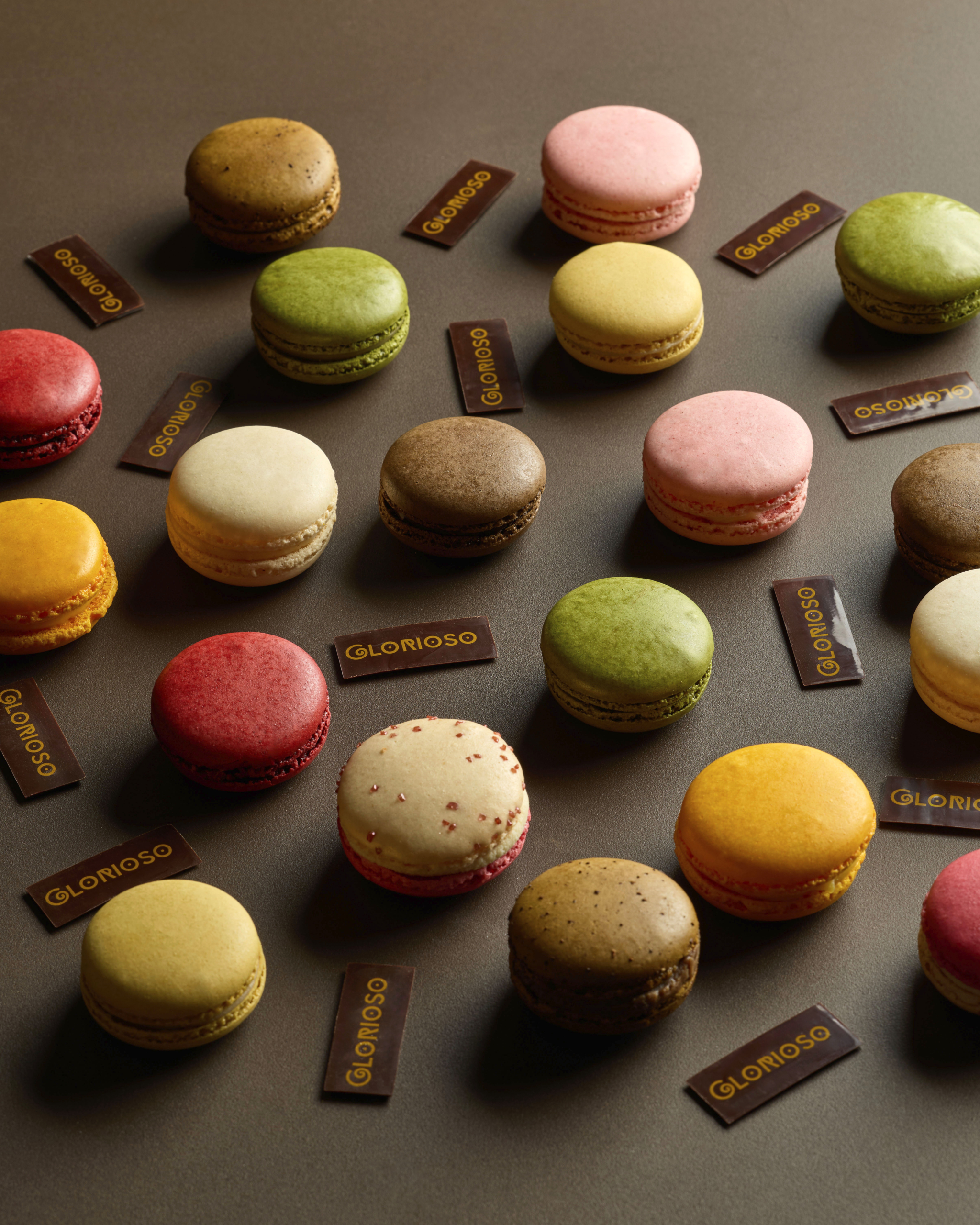 Assortimento di macaron colorati con etichette Glorioso