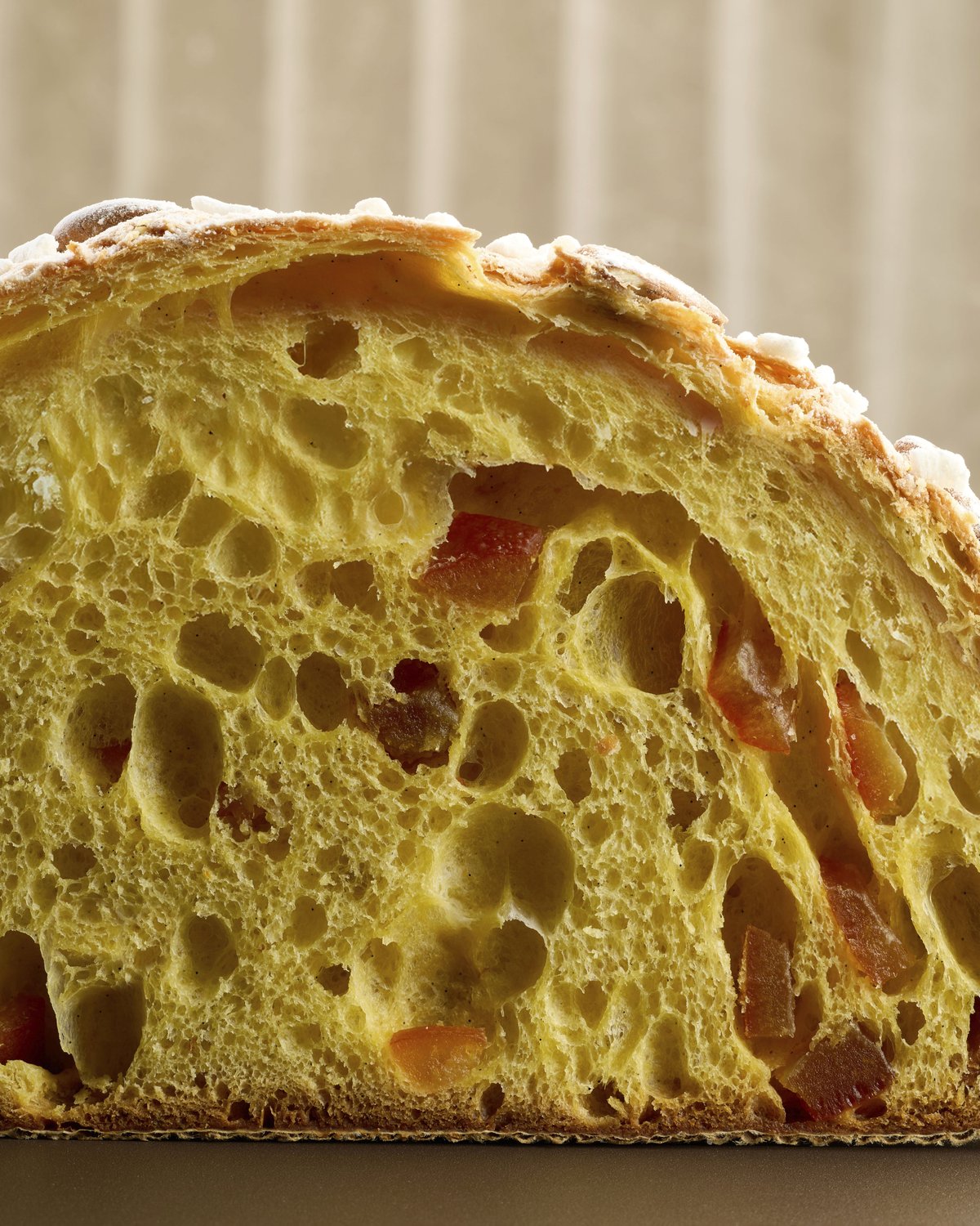Sezione di colomba artigianale con canditi, lievitazione a pasta madre