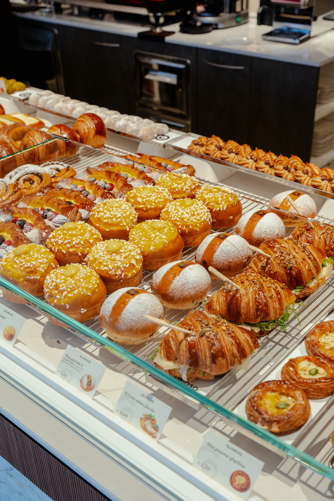 Vetrina della pasticceria con brioche, croissant e dolci del giorno