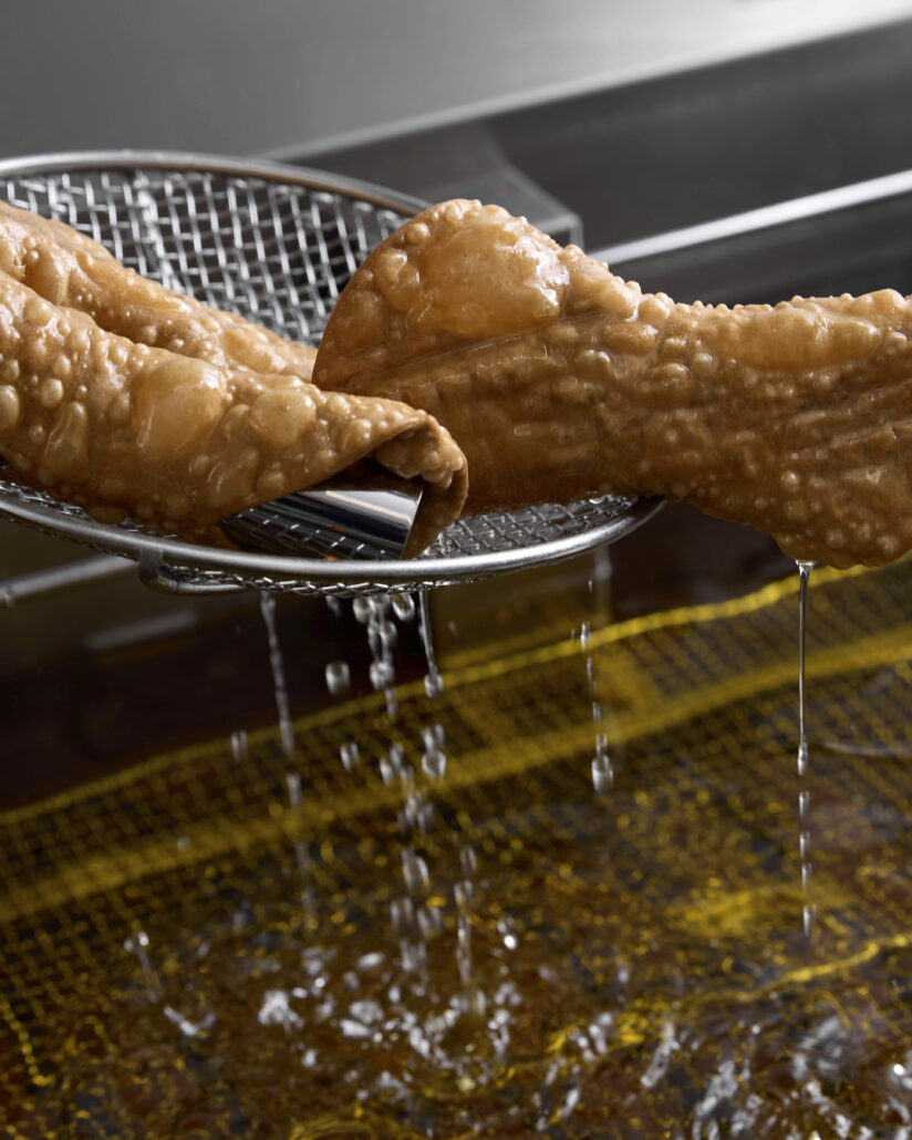 Cannoli appena fritti scolati dall'olio bollente