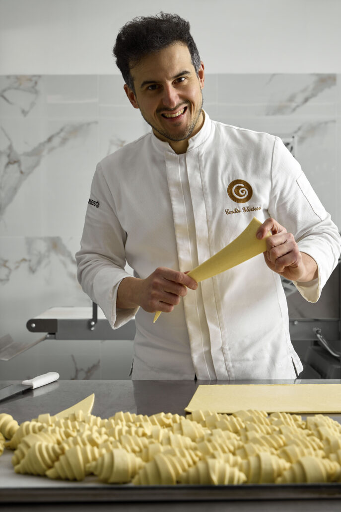 Il pasticcere modella dei cornetti di pasta sfoglia in laboratorio