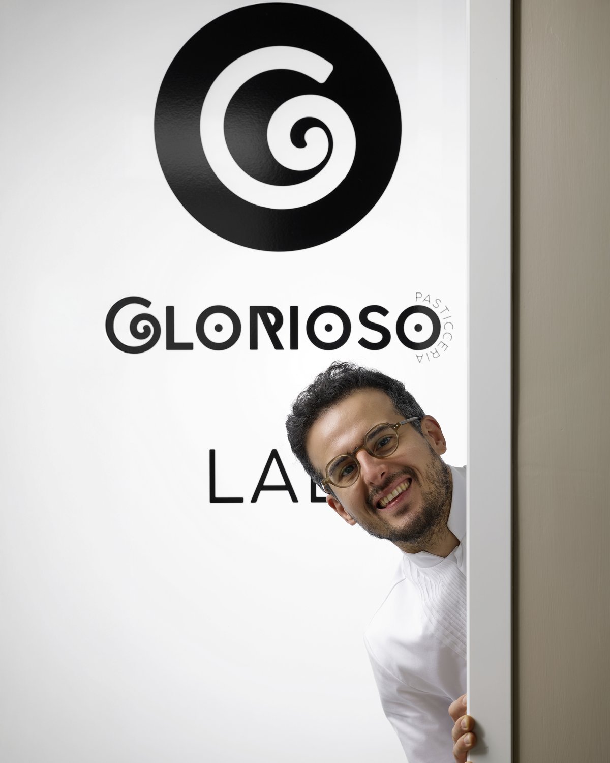 Emilio Glorioso alla porta del laboratorio Glorioso Lab