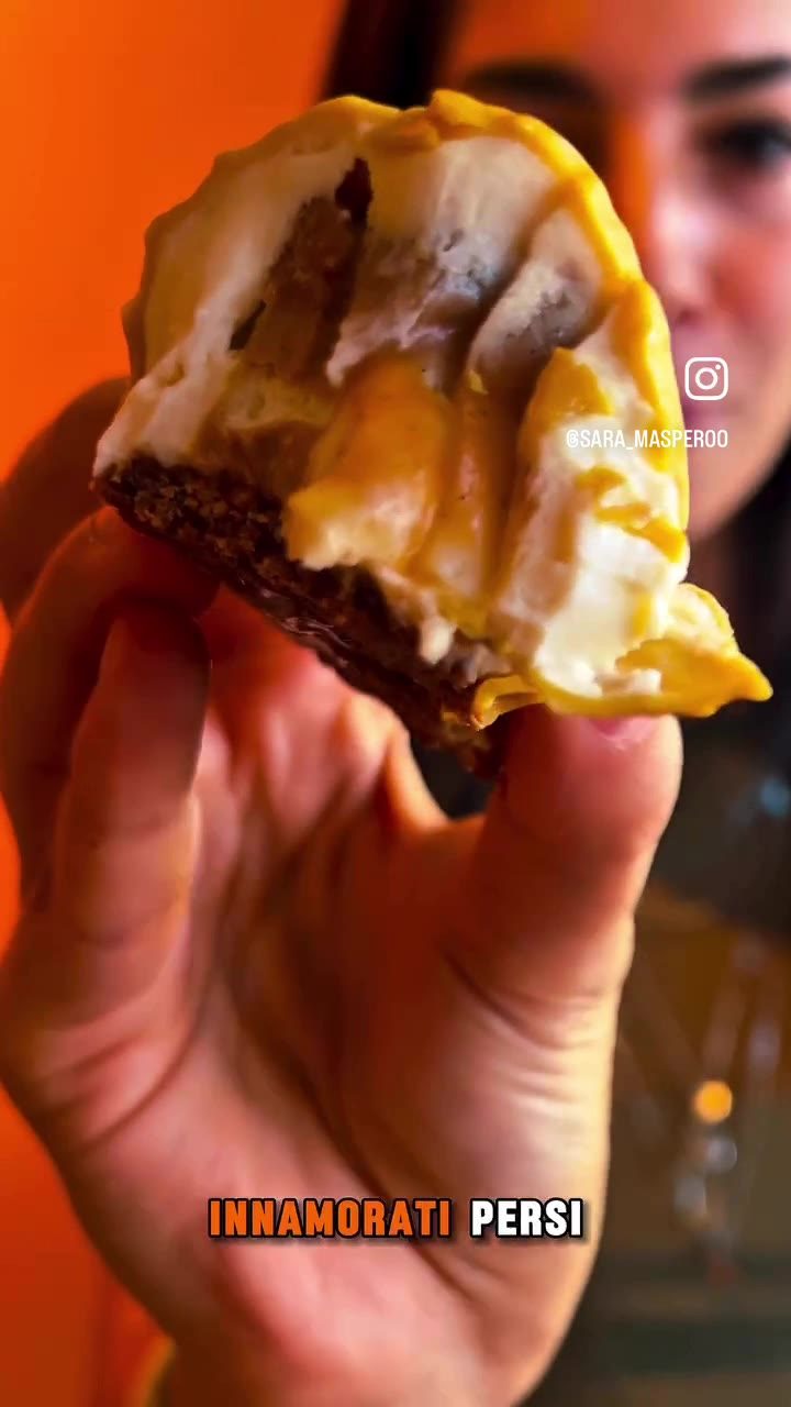 Anteprima del video: un dolce Glorioso morso e mostrato in primo piano