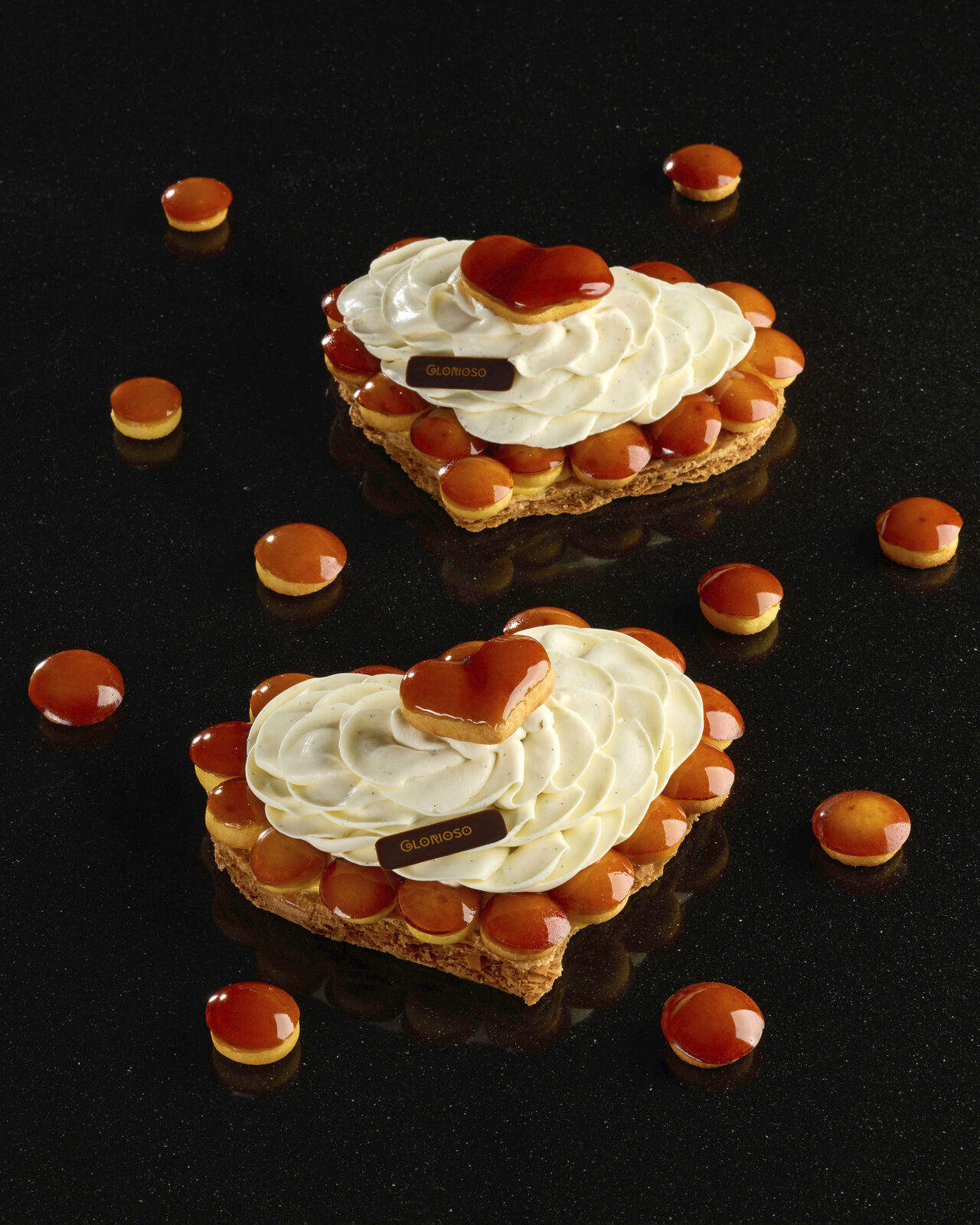 Due mignon a forma di cuore con crema chantilly e caramello per San Valentino