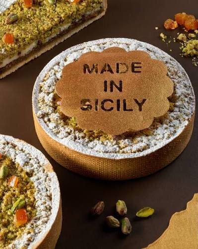 Torta rotonda Made in Sicily con granella di pistacchio e zucchero a velo