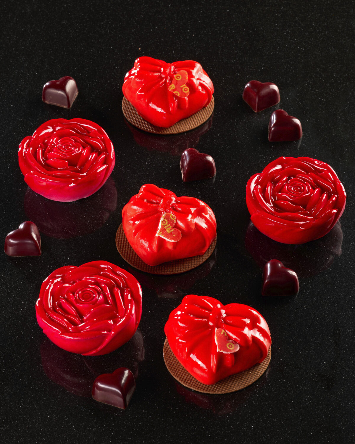 Rose di frolla rossa, cuore in confezione regalo e cioccolatini a forma di cuore