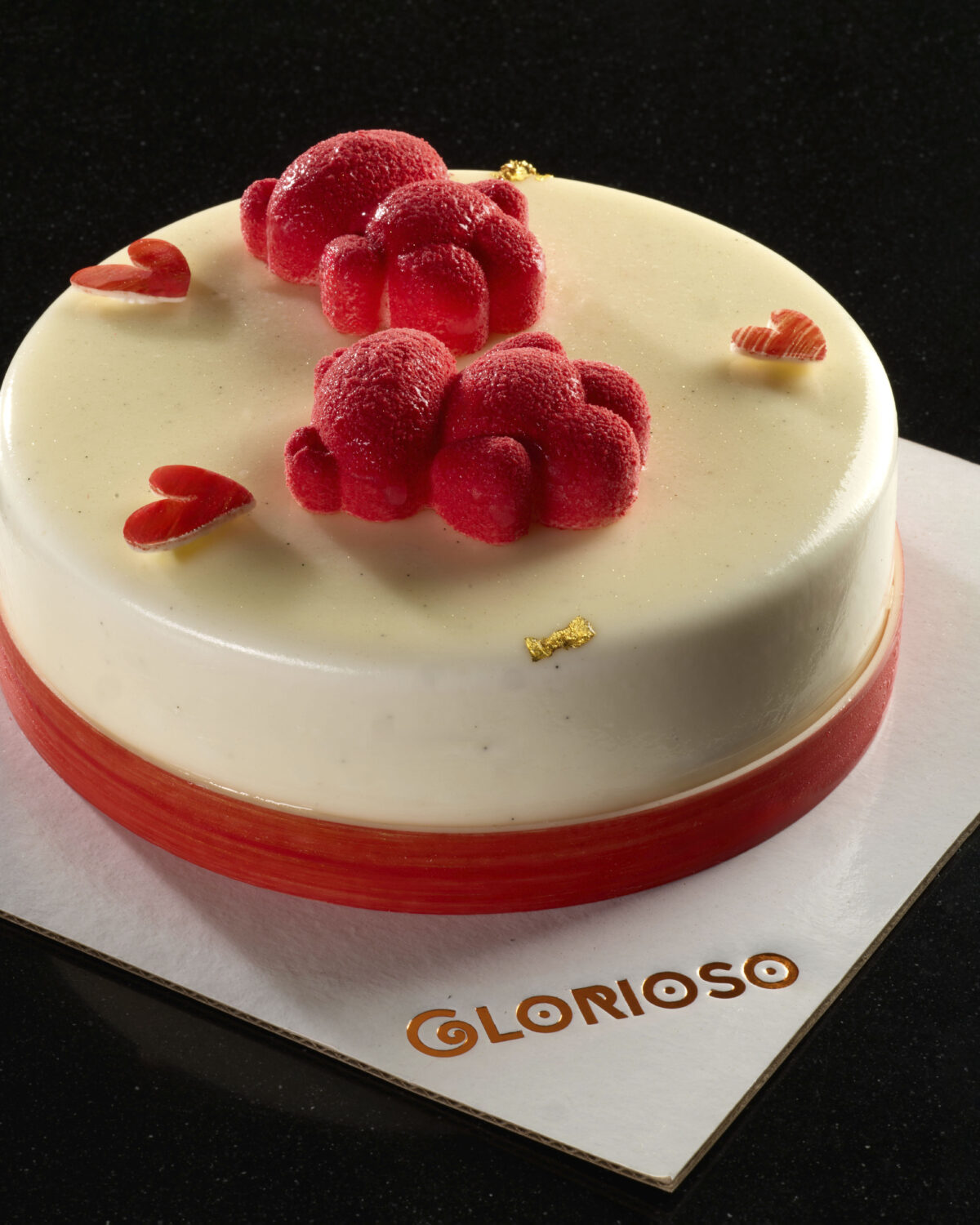 Torta Primo Amore con glassa e decorazione di lamponi