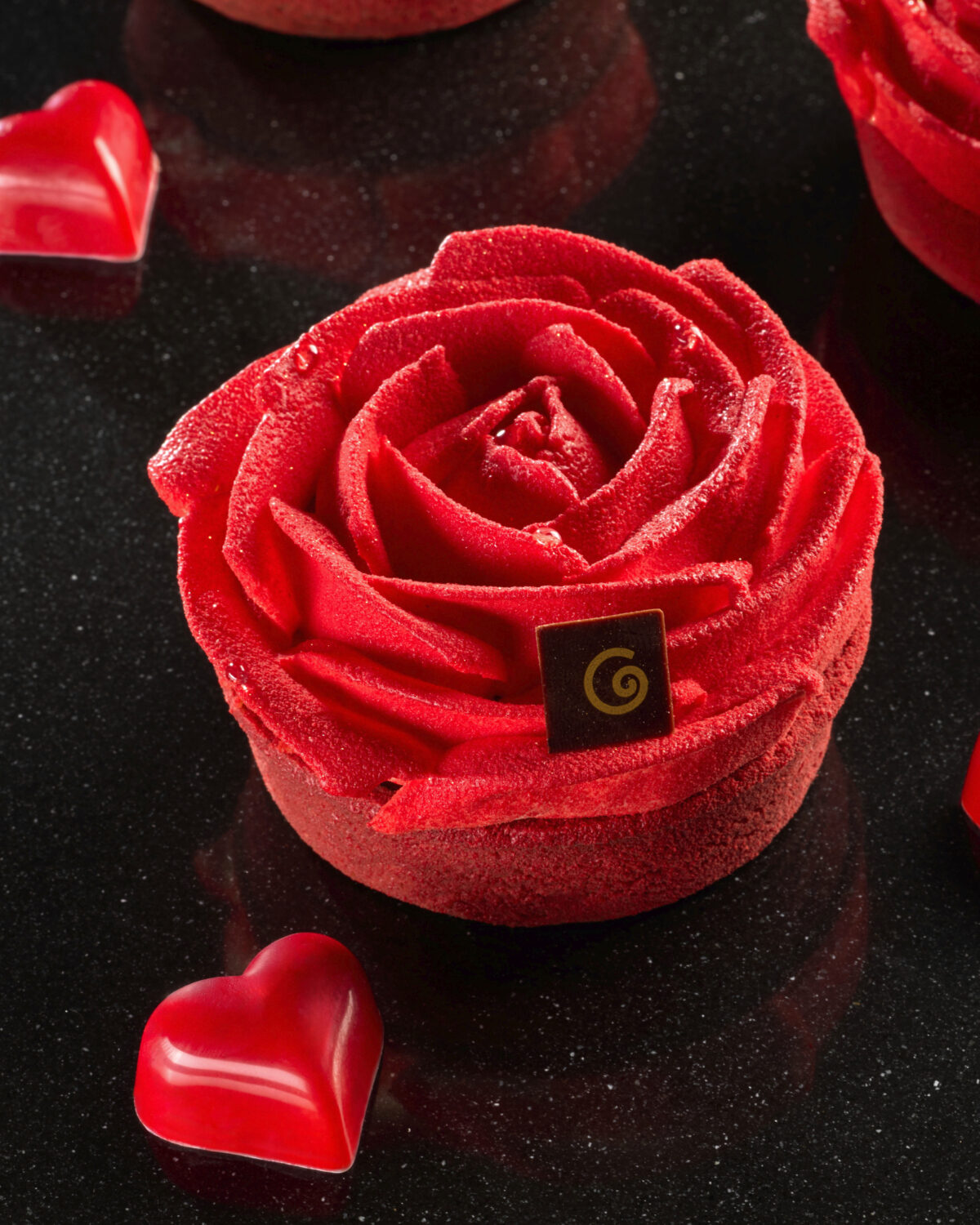 Dettaglio della Rosa vellutata rossa con cioccolatino a forma di cuore