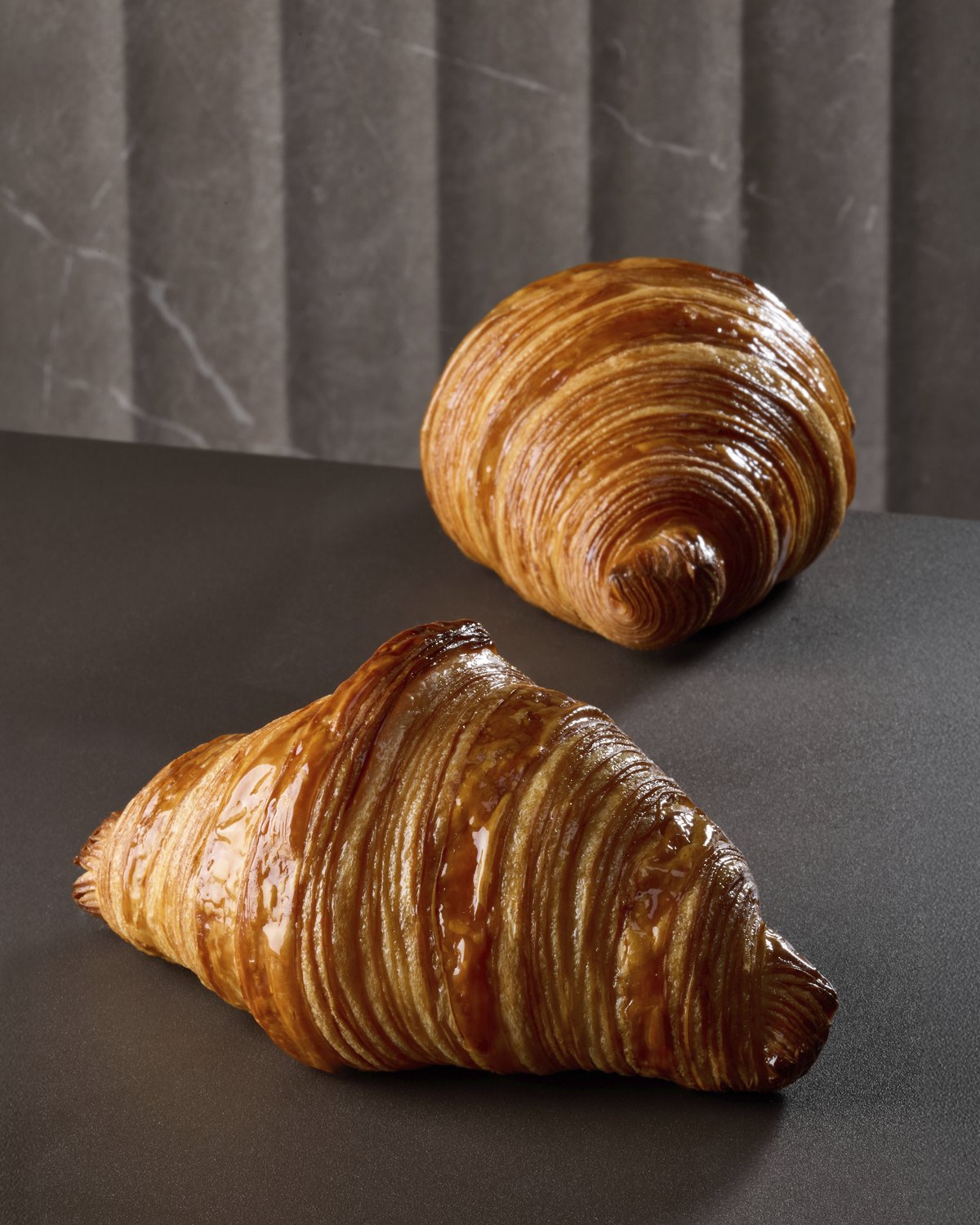Due croissant lucidi appena sfornati