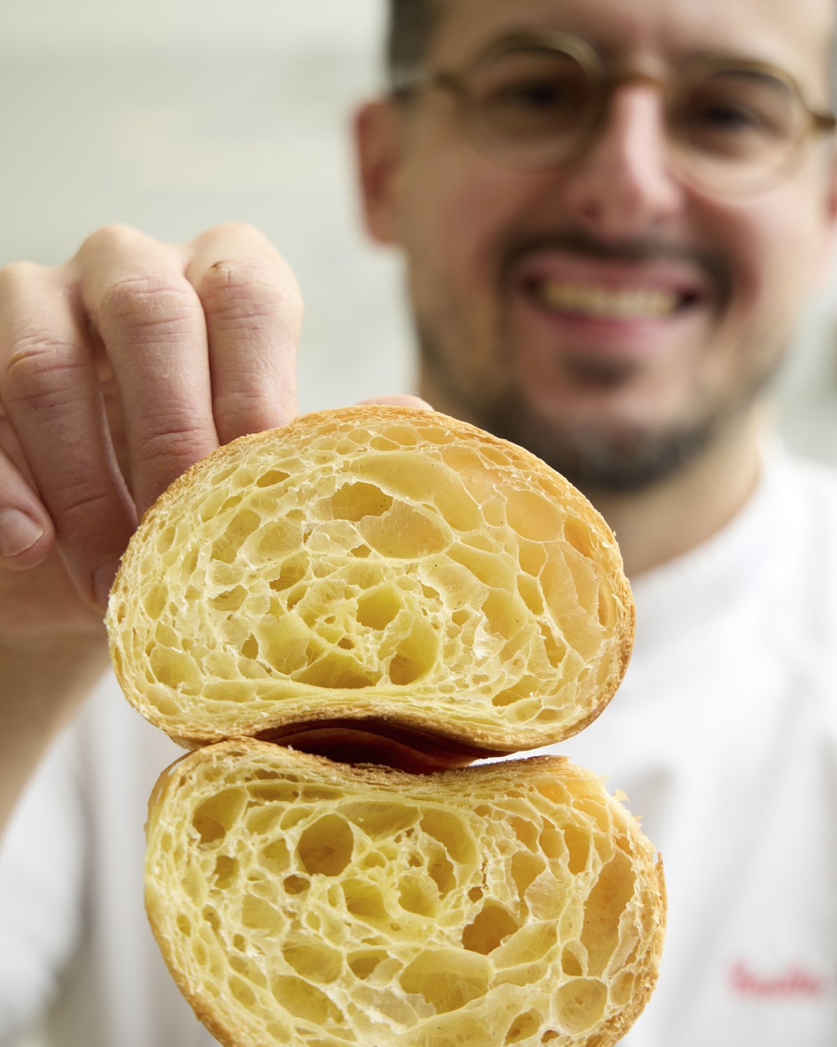 Emilio Glorioso mostra la sfogliatura interna di un croissant tagliato a metà