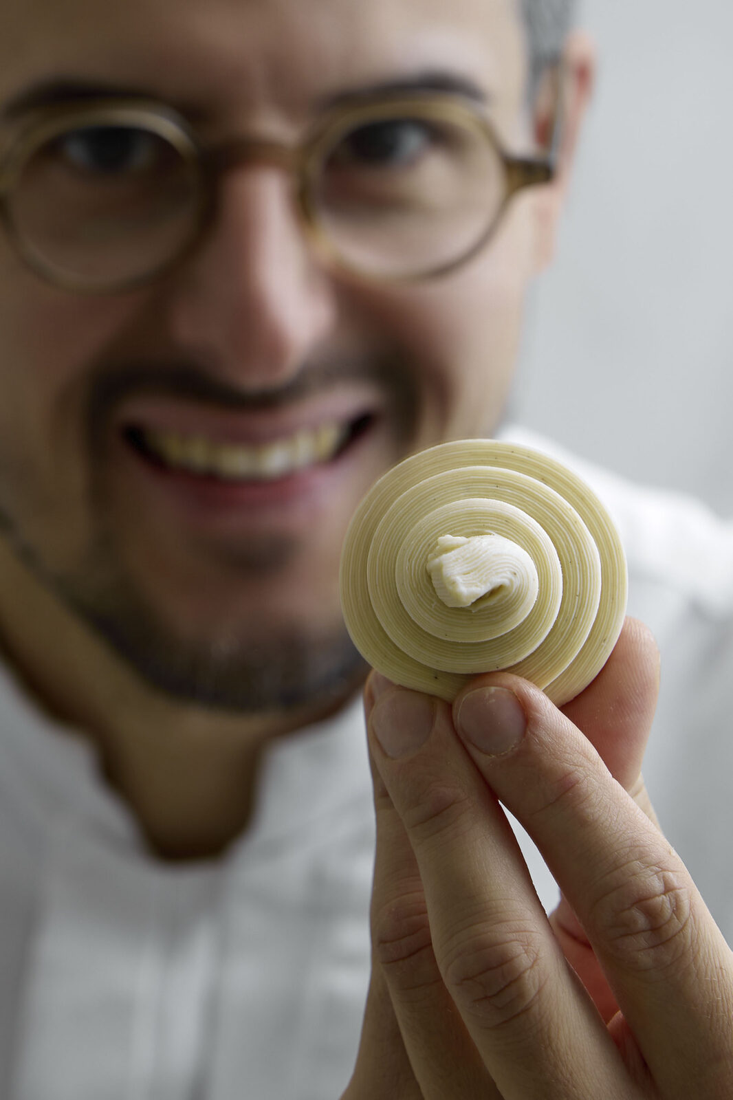 Dettaglio di una girella di pasta sfoglia con crema pasticcera al centro
