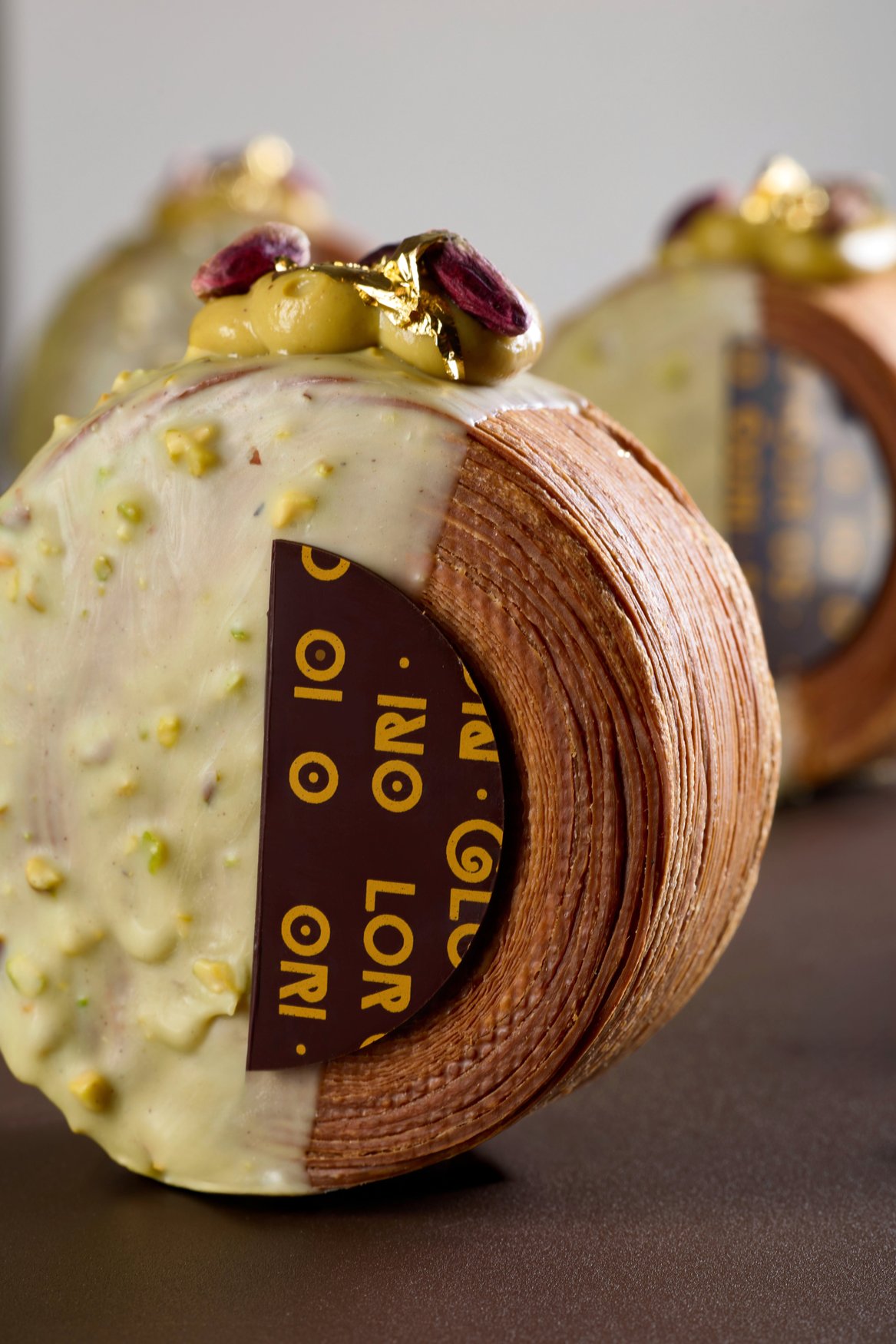New York roll al pistacchio con foglia d'oro e granella di pistacchio